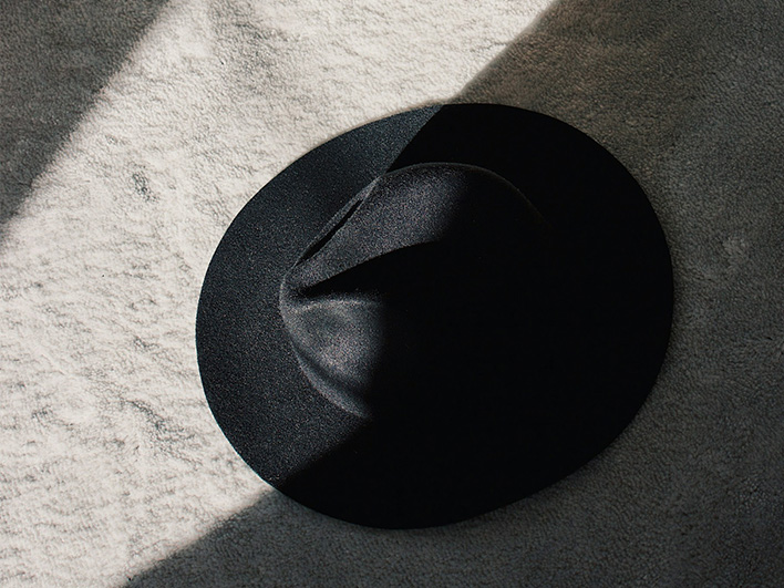 Een zwarte hoed op een lichte achtergrond